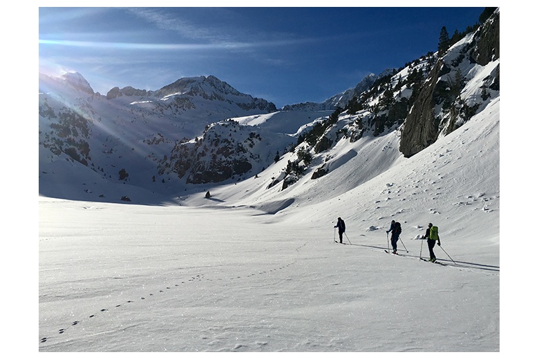 skieurs de randonnée qui traversent le estany gran de colieto vers comalespasa pendant une superbe journée de soleil
